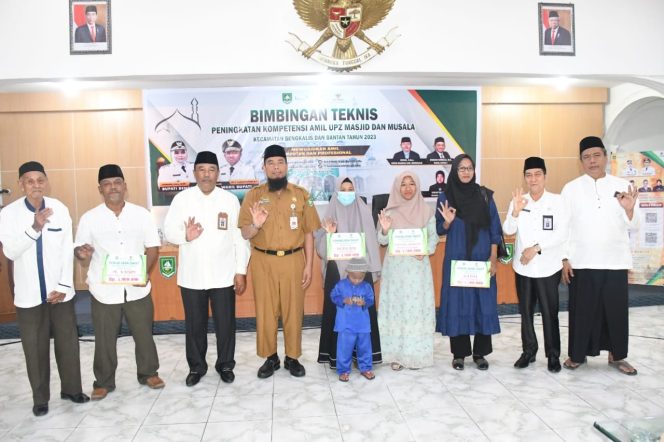 
 📷 Asisten Pemerintahan dan Kesejahteraan Rakyat Andris Wasono (baju coklat) foto bersama jajaran Baznas Bengkalis dan 4 penerima zakat.