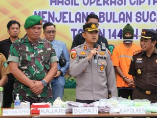 📷 Kapolres Bengkalis AKBP Setyo Bimo Anggoro didampingi Kajari Bengkalis Zainur Arifinsyah, (kanan) dan Danramil 01 Bengkalis Kapten CPL Farimus Hendriko (kiri).