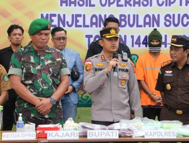 📷 Kapolres Bengkalis AKBP Setyo Bimo Anggoro didampingi Kajari Bengkalis Zainur Arifinsyah, (kanan) dan Danramil 01 Bengkalis Kapten CPL Farimus Hendriko (kiri).