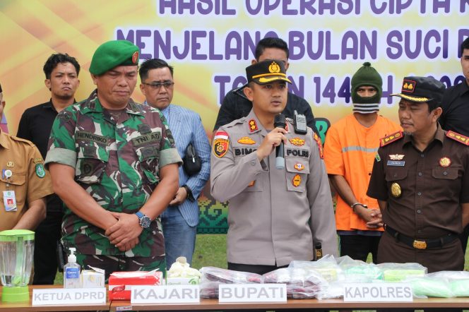 
 📷 Kapolres Bengkalis AKBP Setyo Bimo Anggoro didampingi Kajari Bengkalis Zainur Arifinsyah, (kanan) dan Danramil 01 Bengkalis Kapten CPL Farimus Hendriko (kiri).