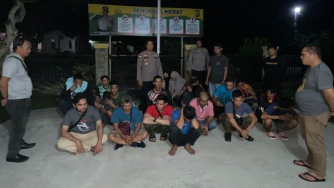 
 ? Polsek Rupat saat mengamankan 1 Tekong dan 21 PMI Ilegal dari Malaysia.