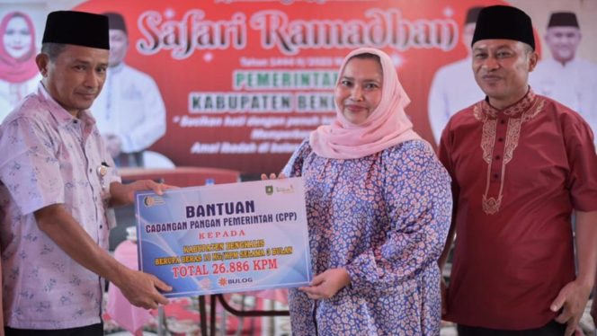 
 ? Bupati Bengkalis Kasmarni didampingi Wabup H Bagus Santoso saat menyerahkan bantuan beras secara simbolis kepada KPM di Kecamatan Bukit Batu