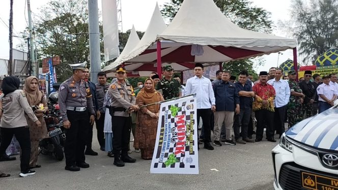 
 ? Kapolres Bengkalis AKBP Setyo Bimo Anggoro bersama Bupati Bengkalis Kasmarni saat melepas 250 peserta mudik asik di Mandau.