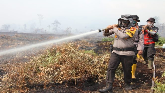 
 ? Tim Satgas Karhutla Polres Bengkalis bersama Instansi terkait melakukan pemadaman api di Rupat.