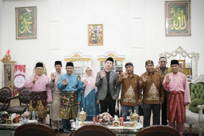 
 ? Bupati Kasmarni dan Wakil Bupati H Bagus Santoso foto bersama Pengurus Paguyuban Pujakesuma.