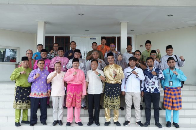 
 ? Gubernur Riau (Gubri) Syamsuar foto bersama Pelaksana tugas (Plt) Bupati Kepulauan Meranti, H Asmar dan Kepala Organisasi Perangkat Daerah (OPD) terkait usai audiensi.