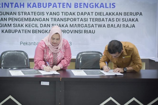 
 ? Bupati Kasmarni saat menandatangani perjanjian kerjasama dengan Kepala BKSDA Riau, Genman S.