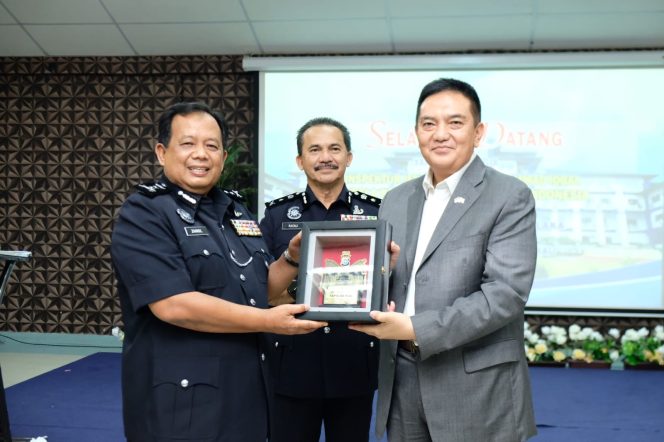 
 ? Kapolda Riau Irjen Pol Mohammad Iqbal (jas abu-abu) foto bersama Polis Kontijen Melaka.