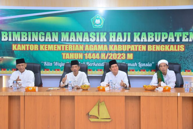 
 ? Pembukaan bimbingan manasik haji oleh Staf Ahli Bupati Bidang Kemasyarakatan dan Sumber Daya Manusia , Johansyah Syafri.