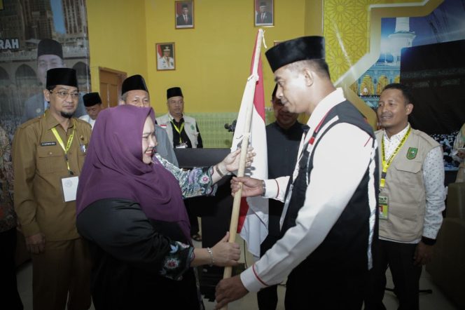 
 ? Bupati Bengkalis Kasmarni saat pelepasan JCH Bengkalis di EHA Pekanbaru.
