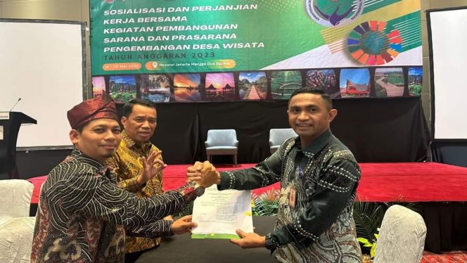 
 ? Penandatanganan Perjanjian Kerja Bersama antara Plt Kepala Dinas Pemberdayaan Masyarakat Desa (PMD) Kabupaten Bengkalis Ismail dan Kepala Desa Sepahat Azlan dengan Dirjen Pembangunan Desa dan Pedesaan Kementerian Desa PDTT, Soegito.