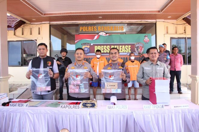 
 Konferensi pers penetapan tersangka korupsi dana pemilu