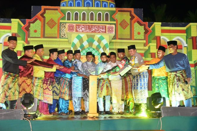 
 Wakil Bupati Bagus Santoso Tengah bersama sejumlah pejabat saat pembukaan acara MTQ Tingkat Desa Simpang Ayam