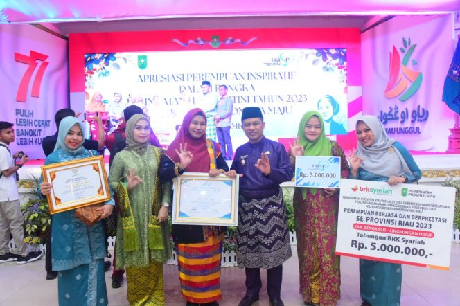 
 ? Wabup H Bagus Santoso Bersama Plt. Ketua DWP Ira Vandriyani Foto Bersama Pada Saat Menerima Penghargaan Perempuan Berjasa dan Berprestasi di Bidang Lingkungan Hidup.