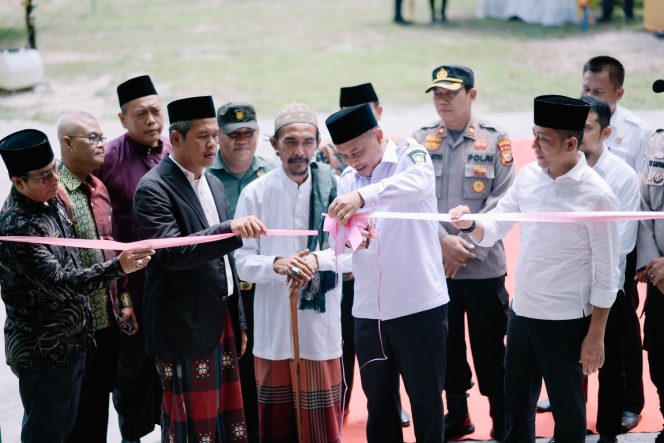 
 ? Wabup Bagus Santosa gunting pita saat peresmian gedung asrama santri ponpes Madani.