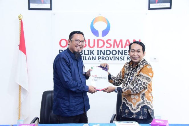 
 ? Wakili Bupati Bengkalis, Aulia Serahkan Laporan Kepatuhan Standar Pelayanan Publik Kepada Ombudsman Perwakilan Riau, Jum'at (12/5/2023).