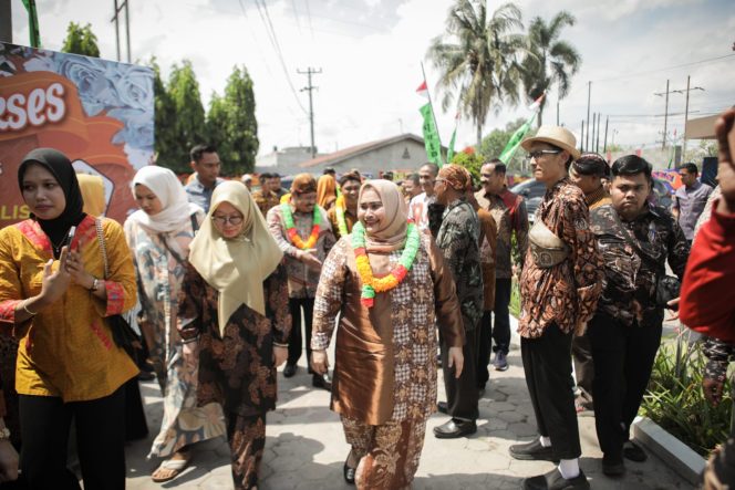 
 ? Bupati Kasmarni Hadiri Pelantikan DPD Paguyuban Keluarga Besar Puja Kesuma Kabupaten Bengkalis.