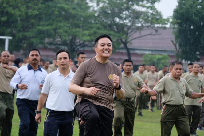 
 ? Kapolda Riau Irjen Pol Mohammad Iqbal dan Danrem 031/Wirabima Brigjen Dany Rakca Andalasawan menggelar olahraga bersama ratusan personel TNI dan Polri.
