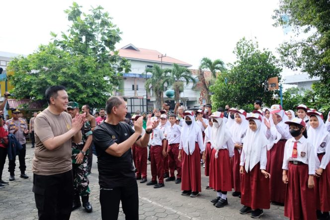 
 ? Kapolda Riau Irjen Pol Mohammad Iqbal bersama Danrem 031/Wirabima Brigjen TNI Dany Rakca Andalasawan saat berkunjung ke alah satu SDN di Pekanbaru.