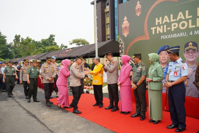
 ? Halal bi Halal Polda Riau bersama Pemprov Riau dan seluruh Forkopimda.