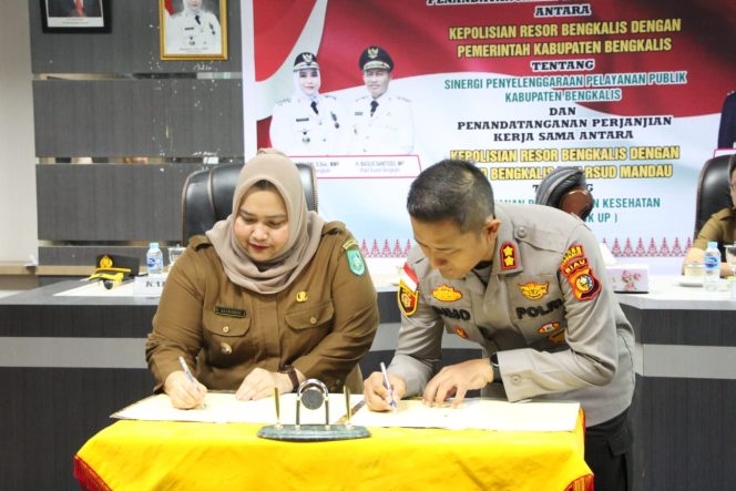 
 ? Kapolres Bengkalis AKBP Setyo Bimo Anggoro menandatangani nota kesepakatan bersama Bupati Bengkalis Kasmarni.