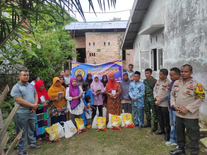 
 ? Tim Jumpe Romansa Polda Riau Kembali Salurkan Bansos Kepada Warga Kurang Mampu, Jum'at (12/5/2023).