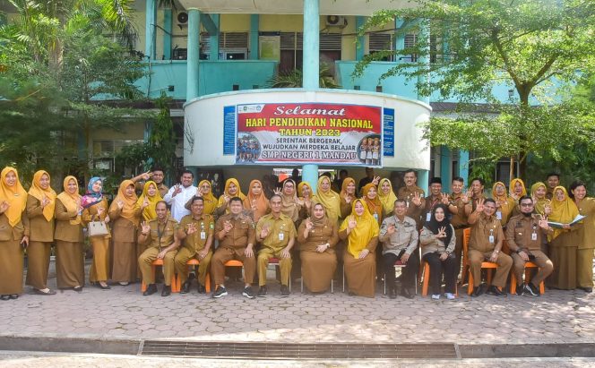 
 ? Bupati Bengkalis Kasmarni ketika melakukan peninjauan Asesmen Sumatif SD dan SMP di Kecamatan Pinggir dan Mandau, didampingi Anggota DPRD Bengkalis, Septian Nugraha, para Camat dan Kadisdik, serta sejumlah pejabat di lingkungan Pemkab Bengkalis.