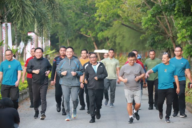 
 ? Kapolda Riau dan Menkopolhukam RI Olahraga Bersama