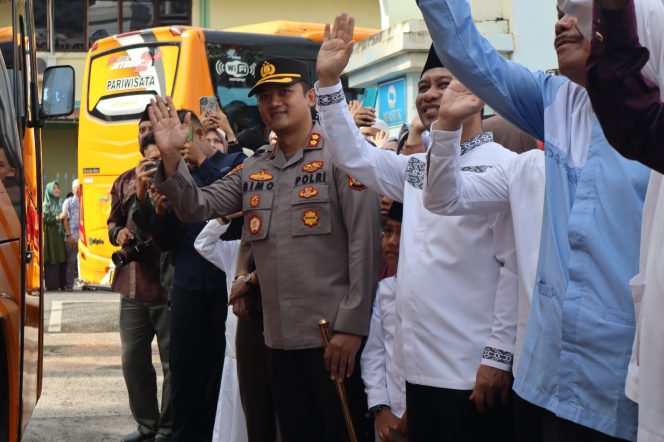 
 ? Kapolres Bengkalis  AKBP Setyo Bimo Anggoro Dampingi Wabup H Bagus Santoso Lepas Keberangkatan Calon Jemaah Haji menuju EHA Pekanbaru.