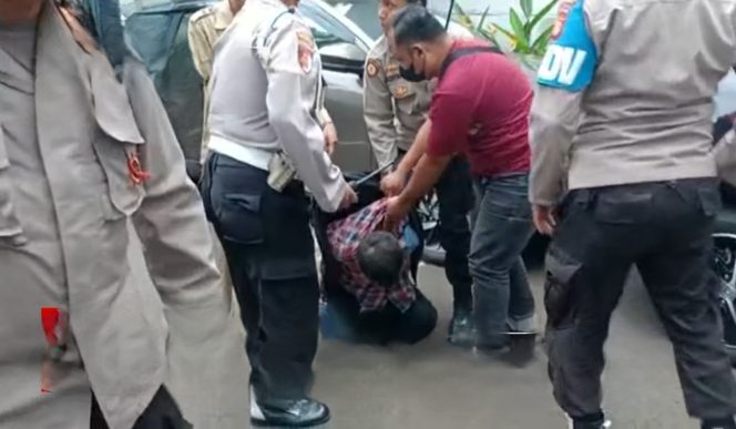 
 📷 Polisi membekuk seorang pria yang menembaki Kantor MUI Jakarta.