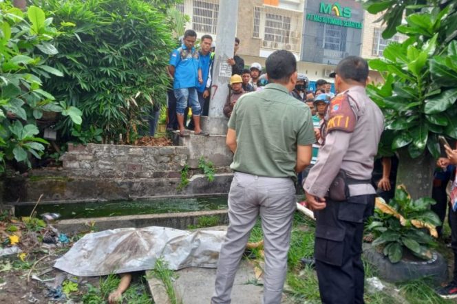 
 ? Polisi saat melakukan olah TKP.