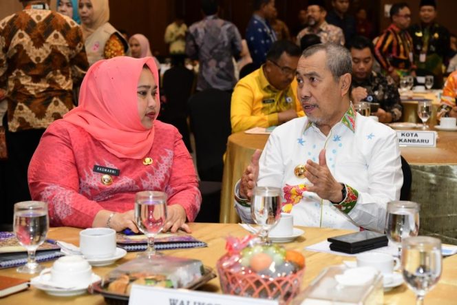 
 📷 Bupati Bengkalis Kasmarni bersama Gubernur Riau Syamsuar saat mengikuti penilaian aksi konvergensi percepatan penurunan stunting se-Provinsi Riau tahun 2023.