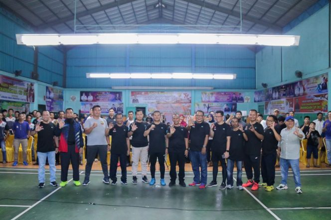 
 ? Wabup Bagus Santoso Foto bersama saat pembukaan Turnamen Badminton Bhayangkara Cup 2023.