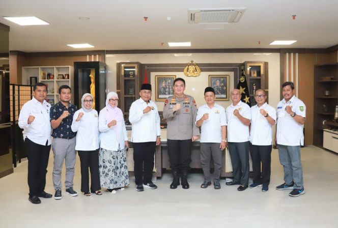 
 ? Kapolda Riau Irjen Pol Drs Mohammad Iqbal, SIK, MH foto bersama  Ketua Umum Kamar Dagang dan Industri (Kadin) Provinsi Riau Masuri SH dan sejumlah pengurus.