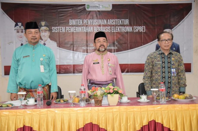 
 ? Kadis Kominfotik Bengkalis, Hendrik Dwi Yatmoko (kiri), Staf Ahli Bupati Bidang Ekonomi, Keuangan dan Pembangunan, H Bustami HY (tengah), Kabid Aplikasi dan Informatika Diskominfotik Riau, Muhammad Arifin (kanan)