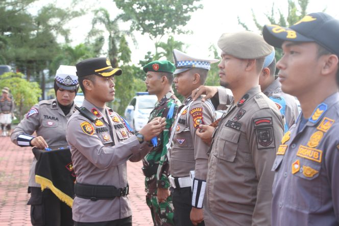 
 ? Pemasangan pita tanda operasi patuh oleh Wakapolres Kompol Faris Nur Sanjaya.