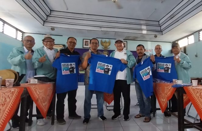 
 ? Ketua PWI Riau, Zulmansyah Sekedang, menyerahkan cendera mata kaos 