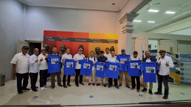 
 ? Ketua PWI Riau Zulmansyah Sekedang, menyerahkan cendera mata kaos 