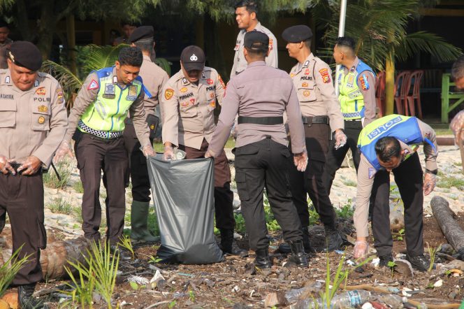 
 ? Personil Polres Bengkalis saat melakukan kegiatan pembersihan pantai, Kamis (13/7/2023).