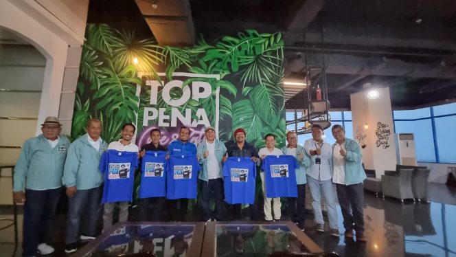
 ? Ketua PWI Riau Zulmansyah Sekedang, menyerahkan cendera mata kaos 