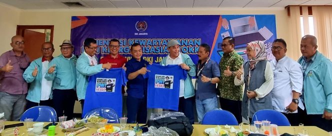 
 ? Zulmansyah Sekedang menyerahkan  cenderamata kaos kepada Ketua dan Sekretaris PWI DKI Jakarta, Kamis (13/7/2023) siang.
