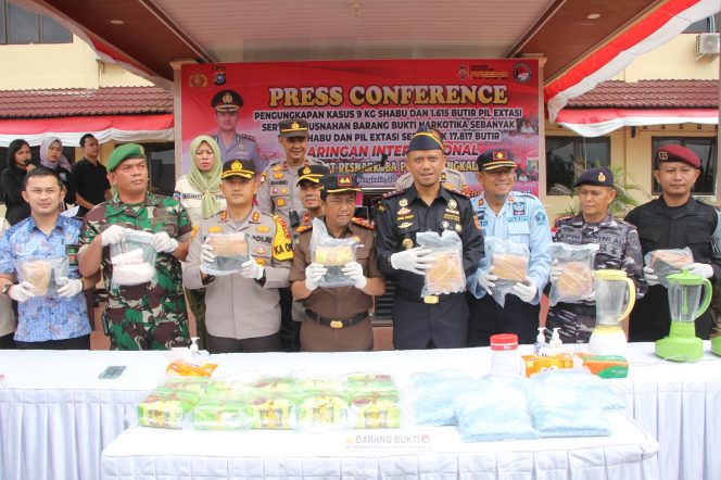 
 ? Kapolres Bengkalis Gelar Press Conference Pemusnahan 10 Kg Sabu  dan 17 Ribu Ekstasi, Kamis (20/7/2023).