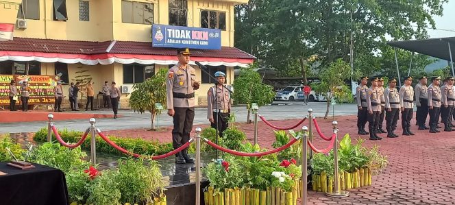 
 ? Kapolres Bengkalis AKBP Setyo Bimo Anggoro, S.H, S.I.K, M. saat memimpin Upacara Sertijab dan Laporan Kenaikan Pangkat Personil, Jum'at (28/7/2023) pagi.