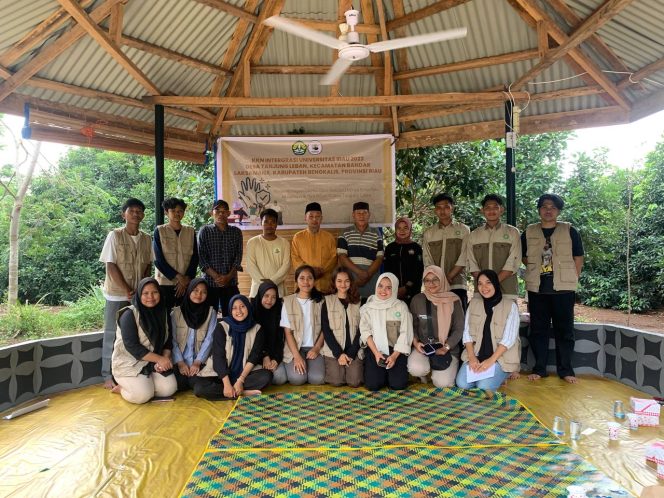 
 ? Foto Bersama Mahasiswa KKN Integrasi UNRI saat Kegiatan Sosialisasi dan Demonstrasi Pembuatan Pupuk Kompos dari Limbah Nanas di Desa Tanjung Leban.