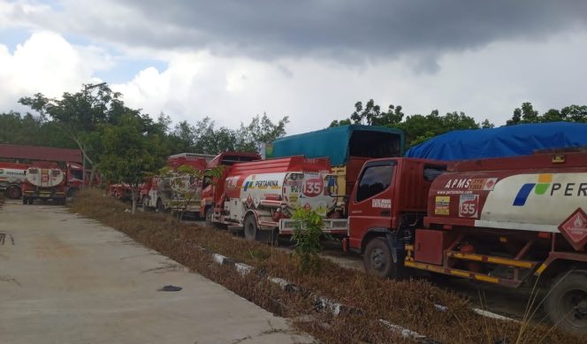 
 ? Antrean mobil pembawa BBM dan Gas LPG.