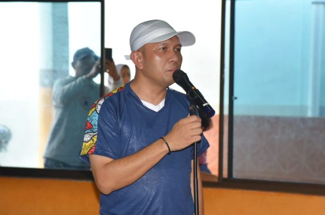 
 📷 Kepala Bappeda Bengkalis, Rinto saat membuka turnamen badminton BERMASA CUP 2023 di GOR Rabbit, Kamis (20/7/2023).