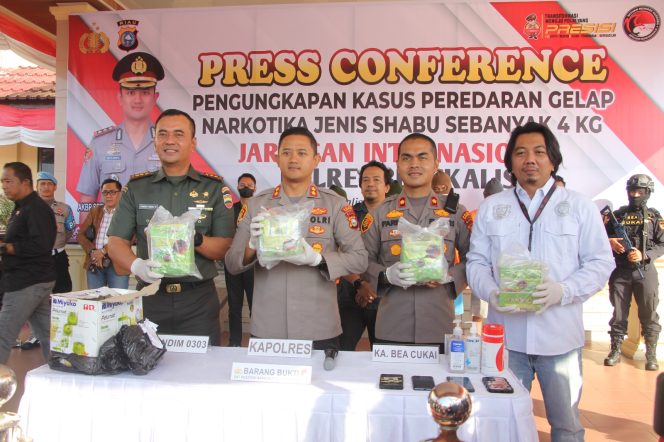 
 ? Konferensi Pers Pengungkapan Kasus Peredaran Gelap Narkotika Jenis Sabu Jaringan Internasional di Mapolres Bengkalis, Senin (1/8/2023).