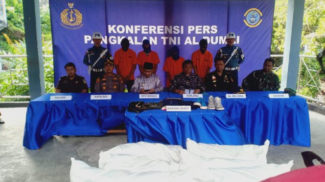 
 ? Konferensi Pers Pengungkapan TP Penyeludupan Barang Bekas asal Singapura di Pos AL Bengkalis, Jum'at (11/8/2023).