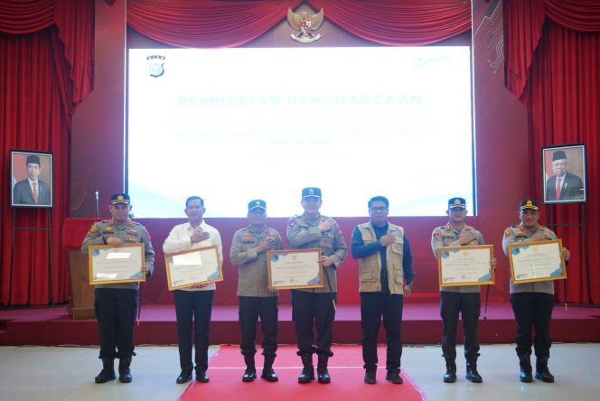 
 ? Kapolda Riau, Irjen Pol Mohammad Iqbal beserta Jajaran menerima penghargaan dari Badan Perlindungan Pekerja Migran Indonesia (BP2MI) atas prestasinya mengungkap kasus tindak pidana perdagangan orang atau TPPO.