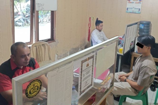 
 ? Pelaku RH (24) saat diperiksa Polsek Pinggir, Kamis (10/8/2023).